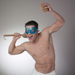 jeune homme masque sourire ustensiles bain