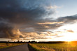 Landschaft bei Sonnenuntergang und drohendem Gewitter