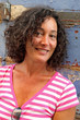 été - promenade en ville - jeune femme naturelle et souriante