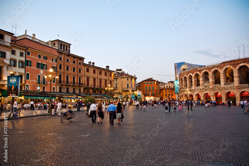Foto: Zuschauer flanieren vor der Arena von Verona am Abend Zuschauer flanieren vor der Arena von Verona am Abend