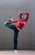 femme pose yoga rouge te noir