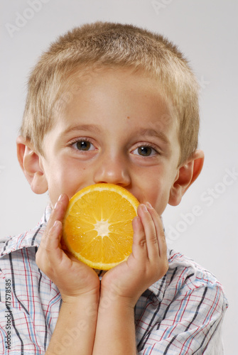 Foto: Niño comiendo naranja. Niño comiendo naranja.