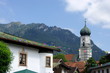 Village en fête avec clocher, Bavière, Allemagne.