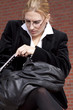 Foto: Frau sucht in Handtasche Frau sucht in Handtasche