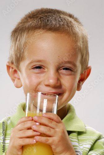 Foto: Niño tomando jugo. Niño tomando jugo.