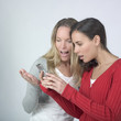 deux amies filles lecture texto portable