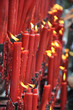 Bougies rouges dans un temple bouddhiste