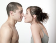 jeu de jeune couple amoureux