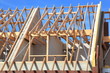 Neubau Einfamilienhaus Dachstuhl Rohbau blauer Himmel