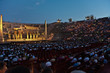 Foto: Zuschauer und Bühne in der Arena von Verona bei Nacht Zuschauer und Bühne in der Arena von Verona bei Nacht