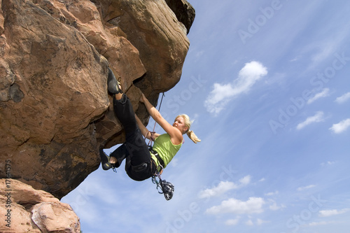 Photo: Junge Frau beim Sportklettern Junge Frau beim Sportklettern