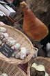 Vente de charcuterie au marché