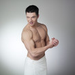 homme montrant muscles clin d'œil