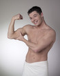 jeune homme sportif nu montrant son biceps jeune homme sportif nu montrant son biceps