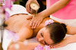 Foto: Frau bekommt eine Kerzenwachs Massage Frau bekommt eine Kerzenwachs Massage