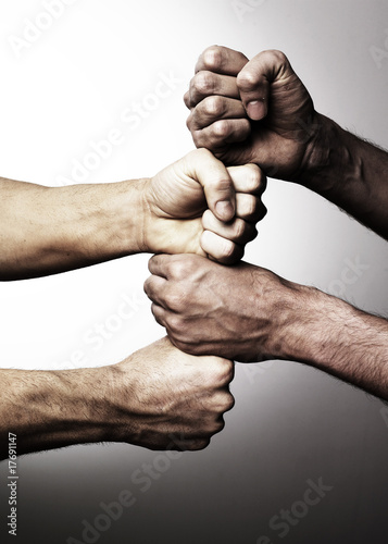 Photo: mains superposées union fait la force partenariat mains superposées union fait la force partenariat