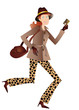 Femme rousse en manteau marron et pantalon panthère
