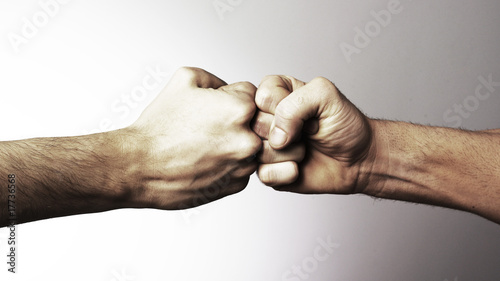 Photo: mains poings face a face confrontation mains poings face a face confrontation