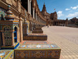 Bancs en mosaïques sur la place d'Espagne à Séville