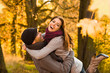Foto: Liebespaar macht Spaß im Herbstwald Liebespaar macht Spaß im Herbstwald