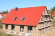 Neubau Einfamilienhaus Dachstuhl Rohbau blauer Himmel