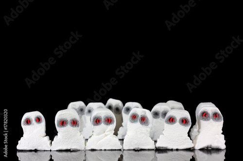 Foto: Evil white ghosts in a crowd with black space Evil white ghosts in a crowd with black space