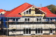 Neubau Einfamilienhaus Dachstuhl Rohbau blauer Himmel Neubau Einfamilienhaus Dachstuhl Rohbau blauer Himmel