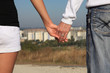 Foto: Young love couple holding hands outdoor. Young love couple holding hands outdoor.