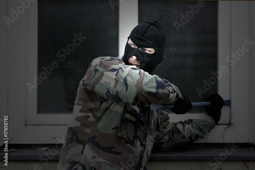 Photo: einbrecher in der dämmerung einbrecher in der dämmerung