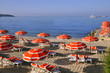 Parasols sur la plage de Juan les Pins en France Parasols sur la plage de Juan les Pins en France