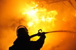 Foto: Feuerwehrmann vor Feuerwand Feuerwehrmann vor Feuerwand