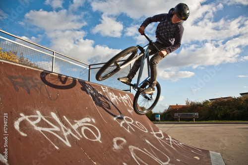 Photo: Jugendlicher springt an der Halfpipe mit dem Dirtbike Jugendlicher springt an der Halfpipe mit dem Dirtbike