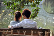 Couple d'amoureux sur un banc