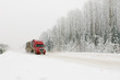 Details der Fotografie roten LKW auf Winterdienst