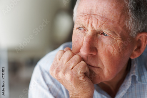 Foto: Closeup of a lonely senior man lost in thought , looking away Closeup of a lonely senior man lost in thought , looking away