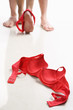 Foto: Couple having intercourse with red bra on floor Couple having intercourse with red bra on floor