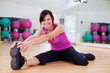 dehnübung im fitnessstudio