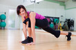 dehnübung im fitnessstudio