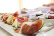 Catering und gedeckter Tisch mit Fingerfood