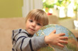 Kleiner Junge mit Globus