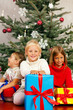 Weihnachten - Kinder mit Geschenken