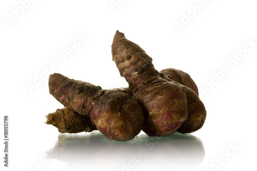 Foto: Jerusalem artichoke over white background Jerusalem artichoke over white background