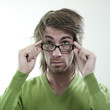 jeune homme sérieux cheveux longs