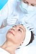 Foto: woman receiving a botox injection woman receiving a botox injection