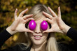 Violette Ostereier vor den Augen