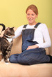 Schwangere Frau mit Katze