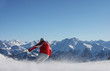 Skifahrer auf Piste mit Pulverschnee