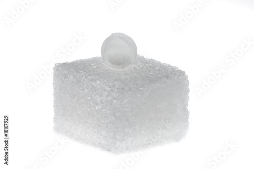 Photo: Süßstoff und Zuckerwürfel. Symbol für Kalorien und Diät Süßstoff und Zuckerwürfel. Symbol für Kalorien und Diät