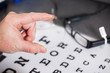 optiker setzt glas ein