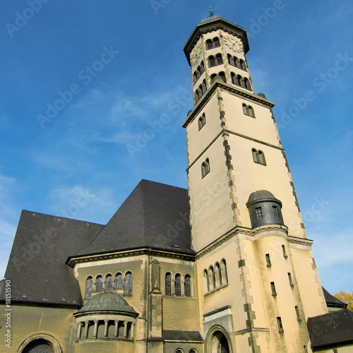 Foto: Pfarrkirche St. Heinrich in Krefeld-Ürdingen Pfarrkirche St. Heinrich in Krefeld-Ürdingen